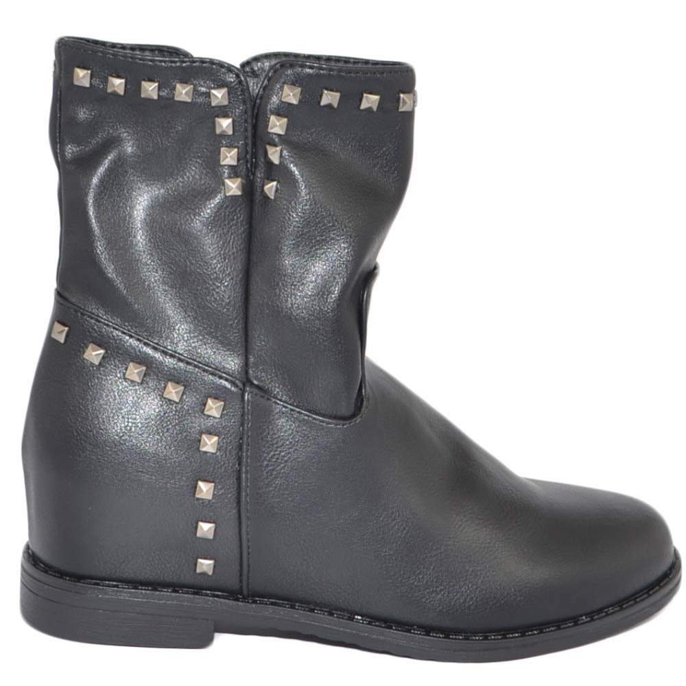 stivaletti-con-zeppa-445hwu.jpg Stivaletto donna nero con zeppa para interna modello biker punta tonda alla caviglia con v e bocchette moda comodo donna stivaletti Malu Shoes | ... - immagine 1