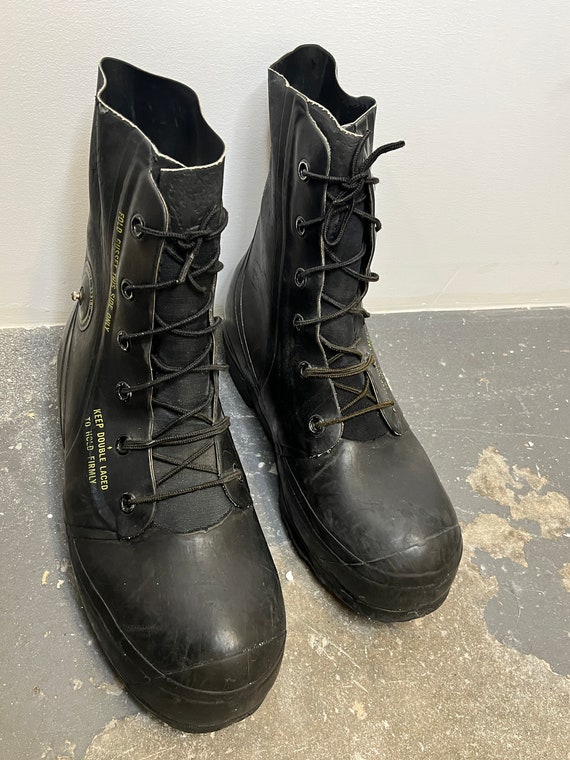 stivali-bata-762zsc.jpg Stivali vintage anni '80 militari americani Mickey Mouse. Stivali artici per climi freddi estremi di Bata. Taglie 6 XN Etsy Italia - immagine 1