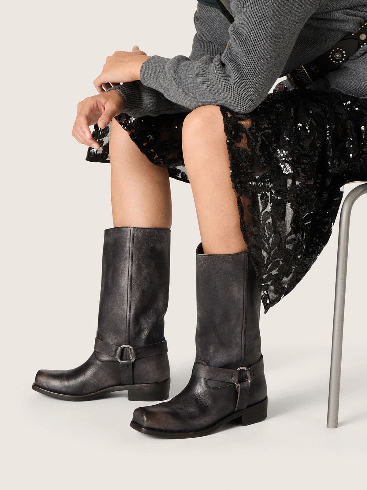 stivali-biker-933hhs.jpg Stivali Biker alti Donna in pelle nera con cinturino e fibbia color argento - immagine 1