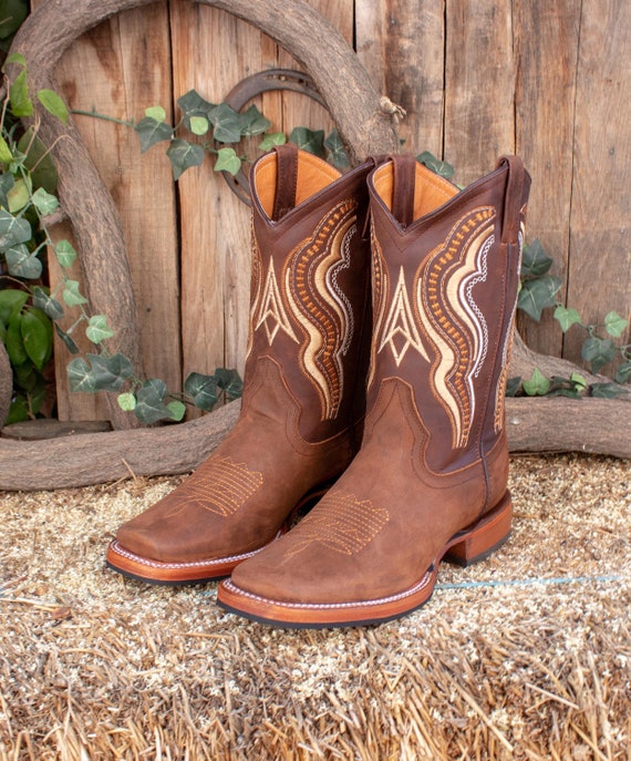 stivali-cowboy-uomo-847mjy.jpg Stivali da cowboy western rodeo con punta quadrata in pelle 100% marrone da uomo con suola in gomma Etsy Italia - immagine 1