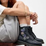Stivali Dr. Martens 1460 Vonda Floreali | Urban Outfitters IT