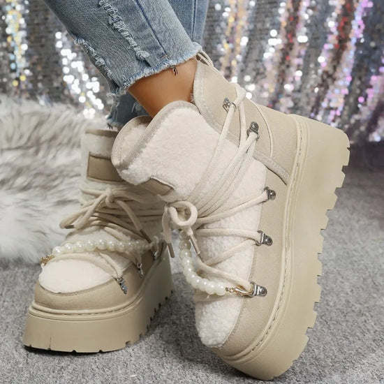 stivali-invernali-donna-921hxj.jpg Stivali da neve donna invernali pelliccia – short boots imbottiti lamb fur, punta tonda, stile retrò per città e montagna - immagine 1