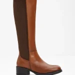 Stivali classici in pelle con inserti elastici cognac