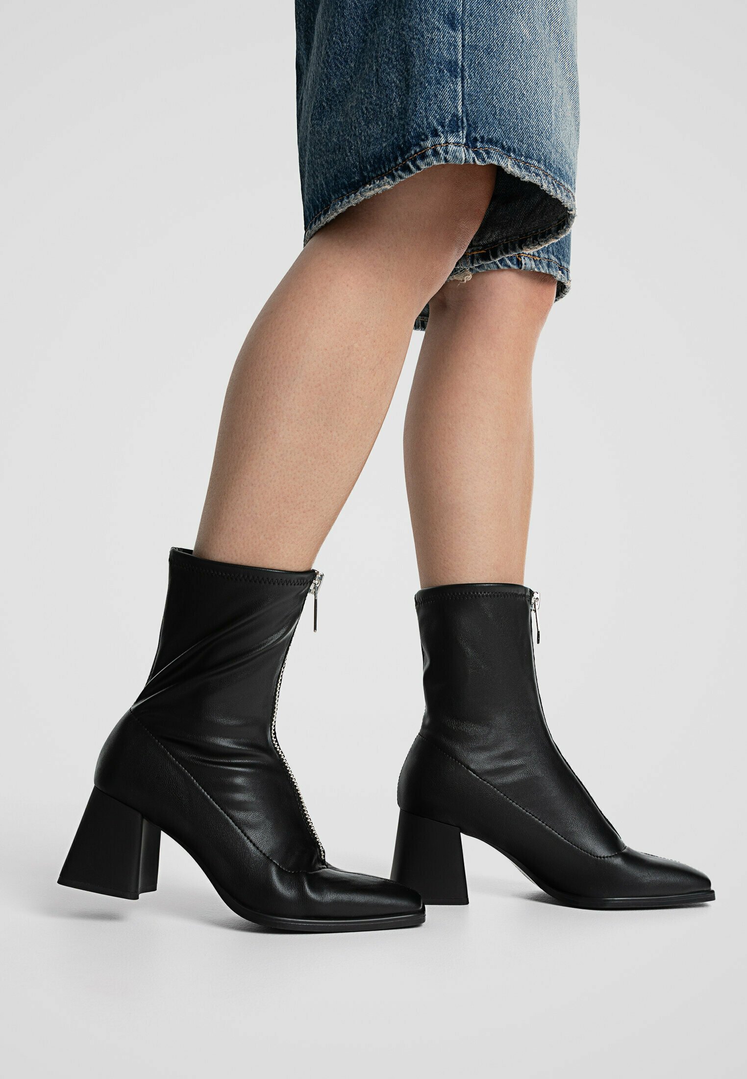 stivali-stradivarius-975icm.jpg Stivali Biker Stivali Stradivarius 2021 Stivali Stradivarius Collezione Autunno Inverno 2022 2021 Stivali - immagine 1