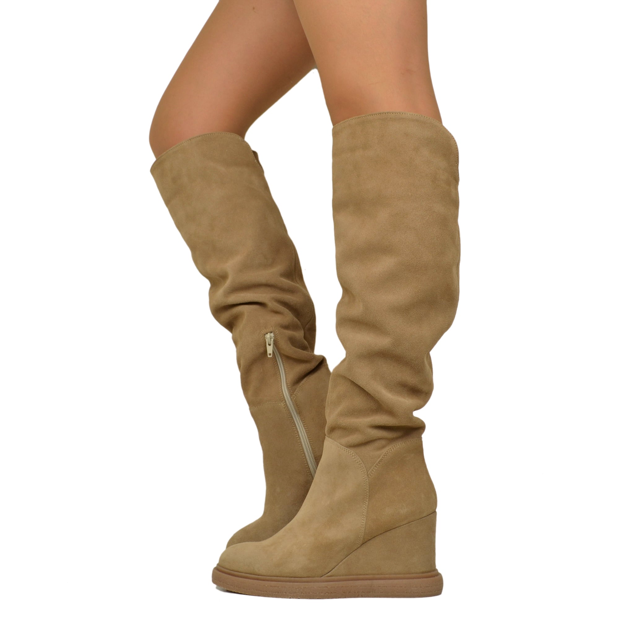 stivali-zeppa-812cjv.jpg Stivali Donna in Pelle Scamosciata Beige con Zip e Zeppa Platform - immagine 1